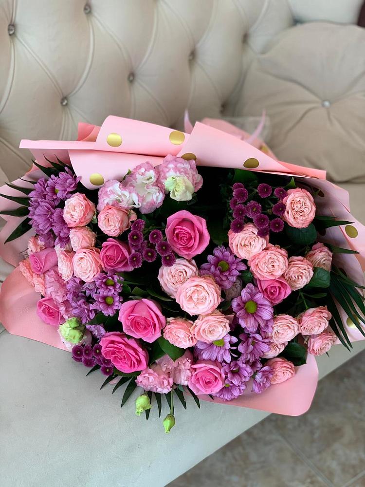 Букет цветов из: Хризантемы, Розы и Лизиантусы в Адыгейске