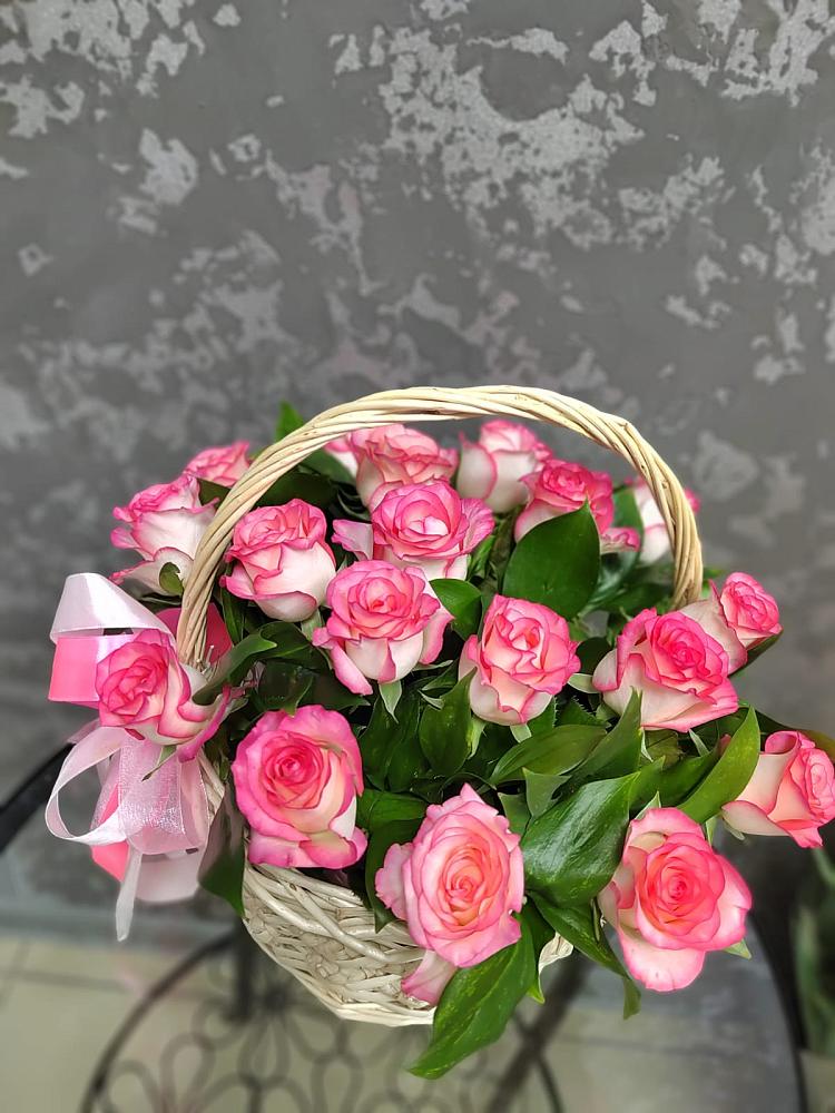 Цветочная композиция из Розы в корзине в Адыгейске