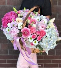 Цветочная композиция из Розы, Хризантемы, Пионы и Лизиантусы в корзине в Адыгейске