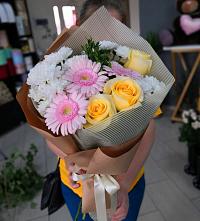 Букет цветов из:  Герберы, Розы и Хризантемы в Адыгейске