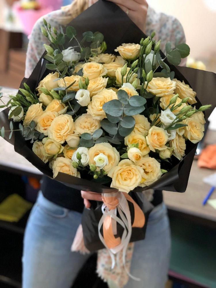 Букет цветов из: Розы и Лизиантусы в Адыгейске