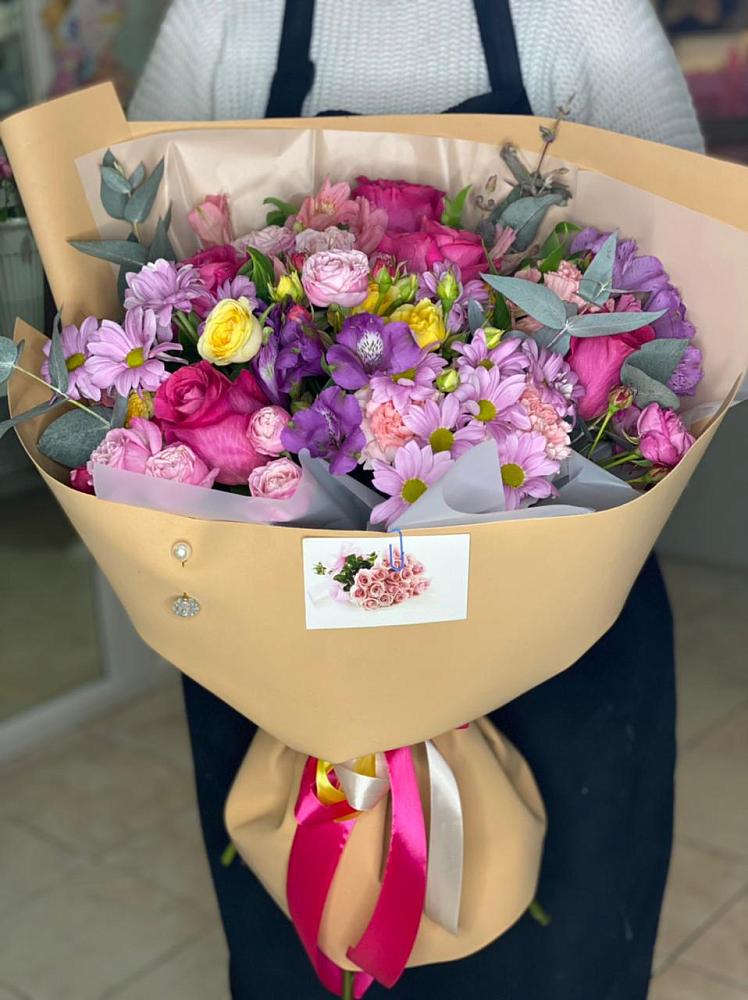 Букет цветов из: Хризантемы, Гвоздики и Альстромерии в Адыгейске