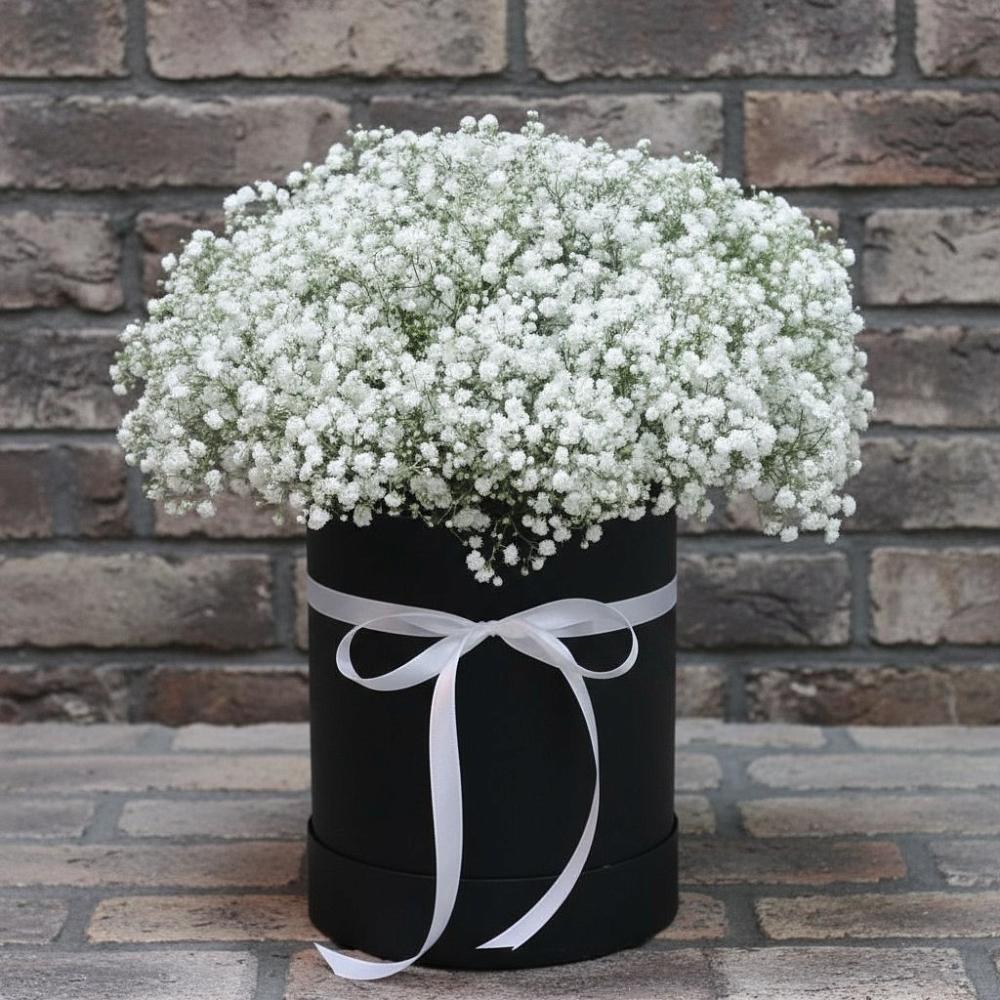 Цветочная композиция из Гипсофила в шляпной коробке в Адыгейске