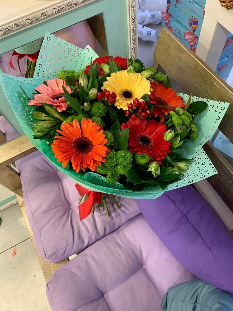 Букет цветочная поляна в Адыгейске Букет цветов из: Герберы, Хризантемы и Альстромерии в Адыгейске