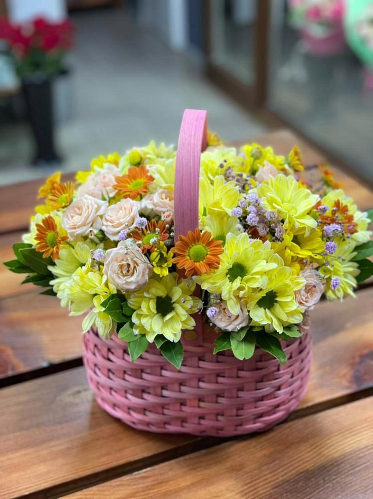 Цветочная композиция из Хризантемы и Розы в корзине в Адыгейске