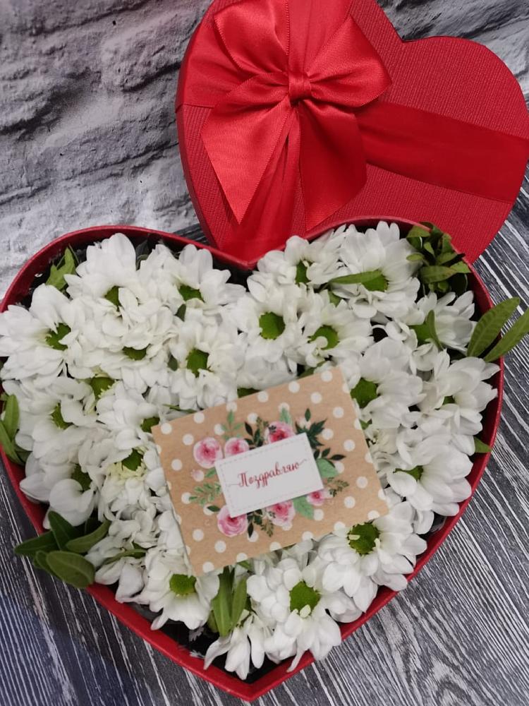 Цветочная композиция из Хризантемы в виде сердца в Адыгейске