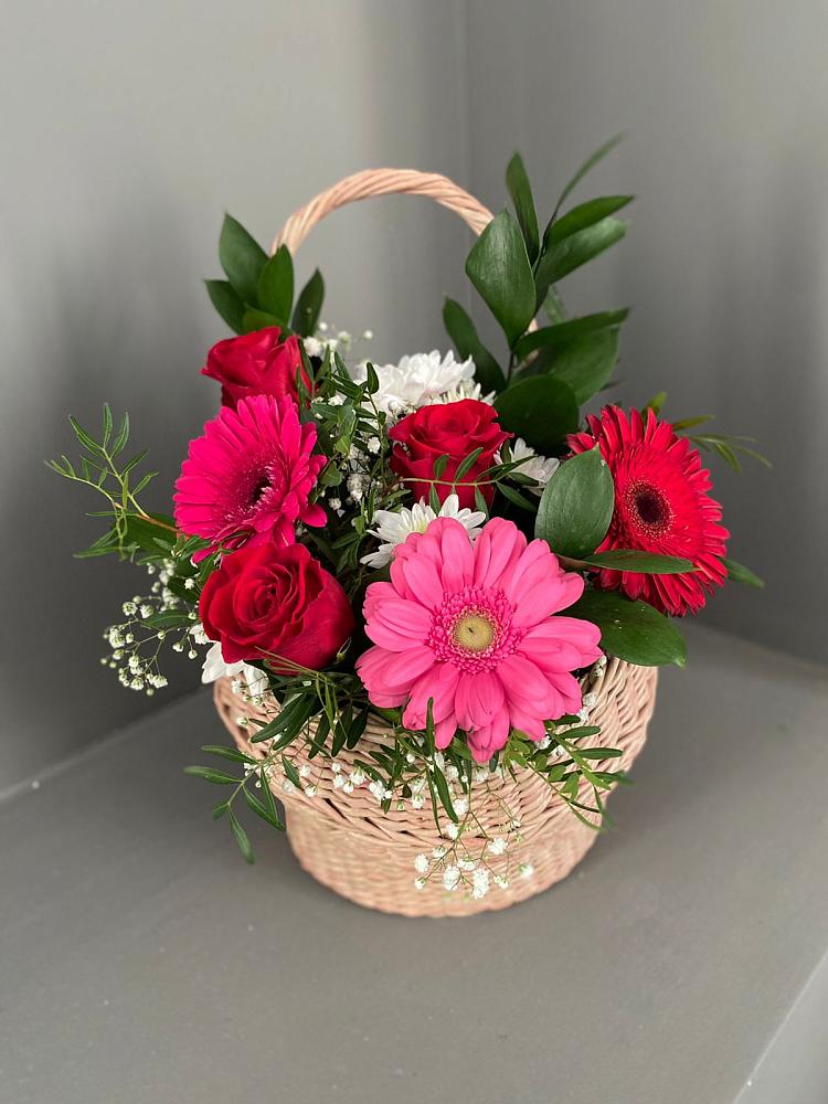 Цветочная композиция из Розы, Хризантемы и Герберы в корзине в Адыгейске