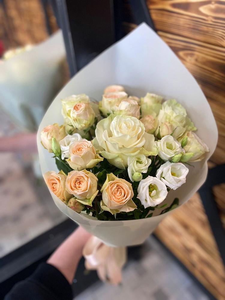 Букет цветов из: Розы и Лизиантусы в Адыгейске